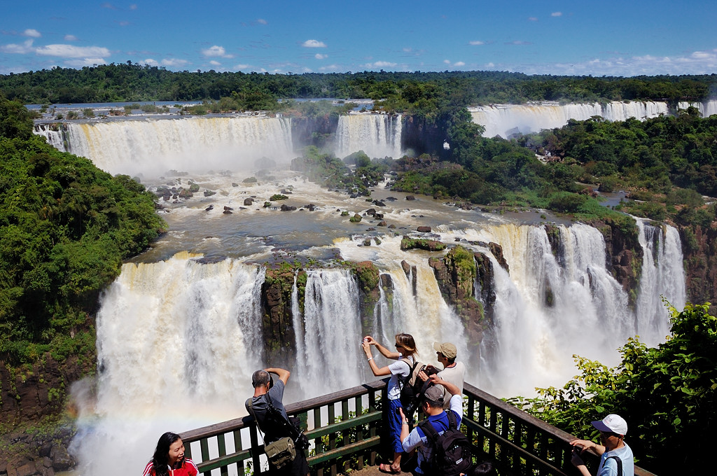 Бразилия. Водопады Игуасу. Каскады водопадов Игуасу на аргентинской стороне