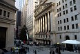 Нью-Йоркская фондовая биржа на Уолл-стрите. Банкиры наряжают елку