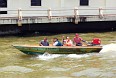 Туристов катают на лодках
