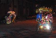 Велорикши рассекают ночью по центру Малакки как привидения