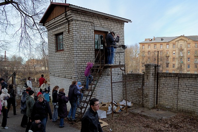 Фотолюбители ждут своей очереди, чтобы увидеть водопад на ивангородском рукаве