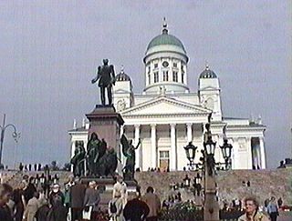 Главный кафедральный собор Хельсинки. На переднем плане - памятник Александру II