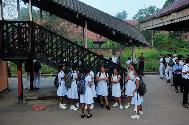 Школьницы на станции вблизи Коломбо