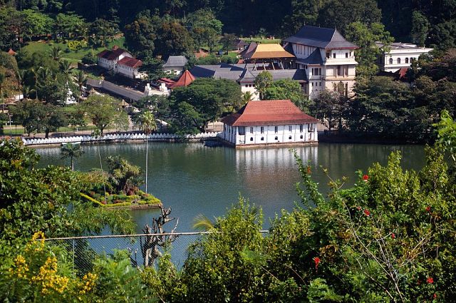 Вид с холма на озеро и храм Зуба Будды