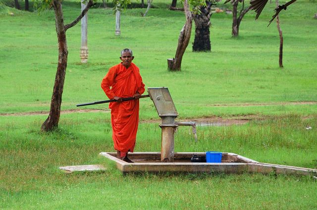 Монах у водокачки