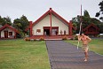 Традиционное приветствие маори. Воин с дикими криками выделывает упражнения с копьем