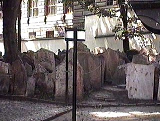 Еврейское кладбище - вид сквозь решетку
