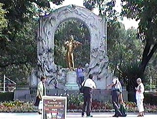 Памятник Штраусу в городском парке