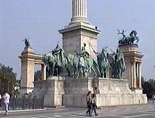 У памятника тысячелетия Венгрии