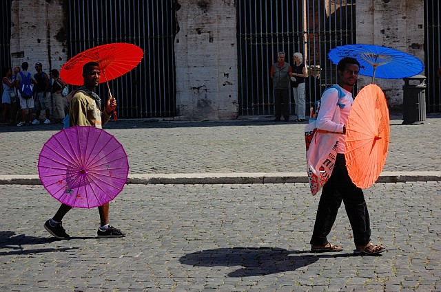 Торговцы зонтиками у Колизея
