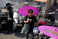 Торговцы китайскими зонтиками. Надпись на зонтике немного не в тему - ''Парфенон'' :)