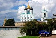 Псковский Кремль. Троицкий собор и Довмонтова башня (слева)
