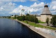 Вид с Ольгинского моста на Кремль. На переднем плане Власьевская башня. Позади - Довмонтова башня