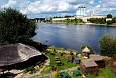 Вид с Ольгинского моста на реку Великую и Кремль. На переднем плане ресторан в народном стиле