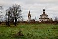 Справа - Козьмодемьянская церковь (XVIII в.) - «летняя». Слева - Крестовоздвиженская церковь (1696) - «зимняя».