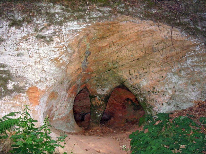 Сигулда. Типа пещера на берегу Гауи