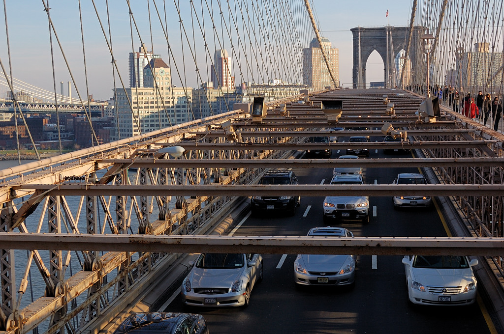Мост снизу. Мост в машине. Бруклинский мост машины. Машины на Нью йоркском мосту. Мост внизу.