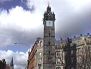 Башня с часами на одном перекрестке