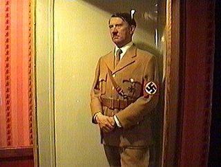 Гитлер за стеклом