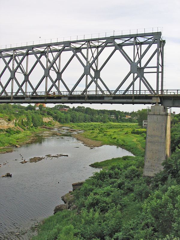 На границе Евросоюза. Железнодорожный мост через старое русло Наровы