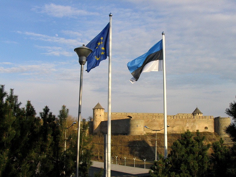 1 апреля 2004 года. Вид на мост Дружбы и Ивангород из только что расширившегося Евросоюза