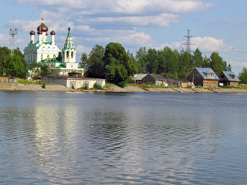 Церковь на российской стороне Нарвского водохранилища
