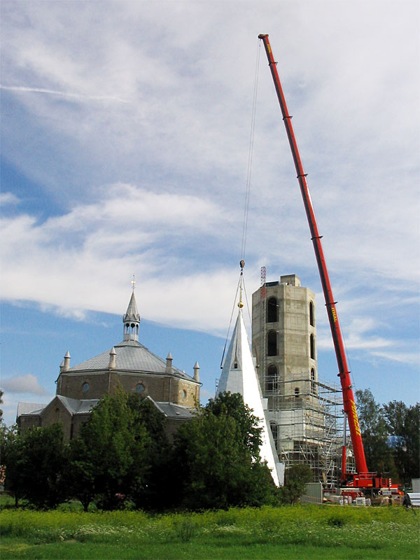 1 августа 2007 года. Кран готовится поднять шпиль на колокольню Александровской церкви