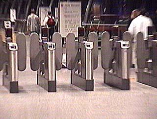 Лондонское метро. Турникеты на станции North Greenwich
