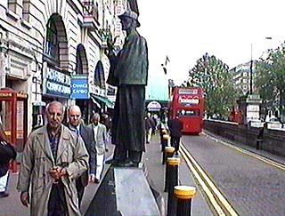 Памятник Шерлоку Холмсу у станции метро Бейкер-стрит