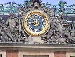 Часы на фронтоне дворца