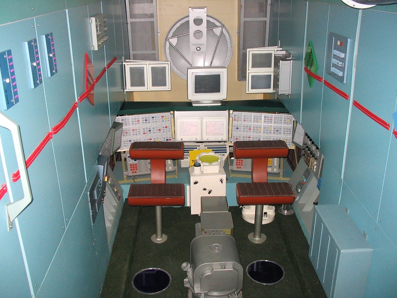 Включи станцию кабинета. Музей космонавтики станция мир. Станция мир внутри в музее космонавтики. 1986 Станция мир внутри. Станция мир Калуга туалет.