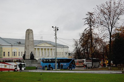 Владимир. Памятник в честь 850-летия города на Соборной площади