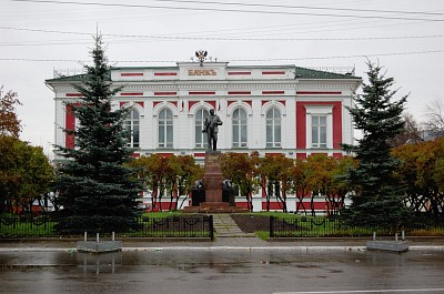 Владимир. Памятник Ленину на фоне банка
