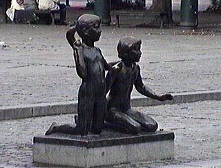 Скульптура рядом с другим фонтаном