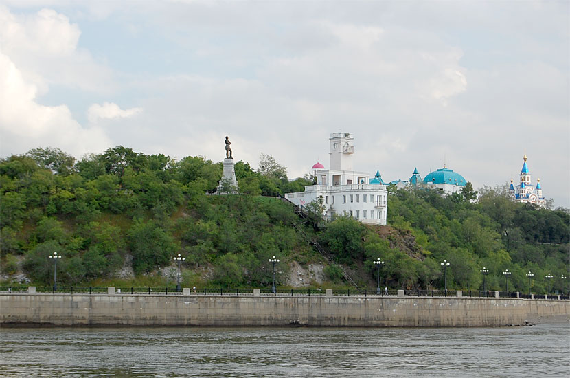 Смотровая площадка и памятник Муравьеву-Амурскому, вид с Амура