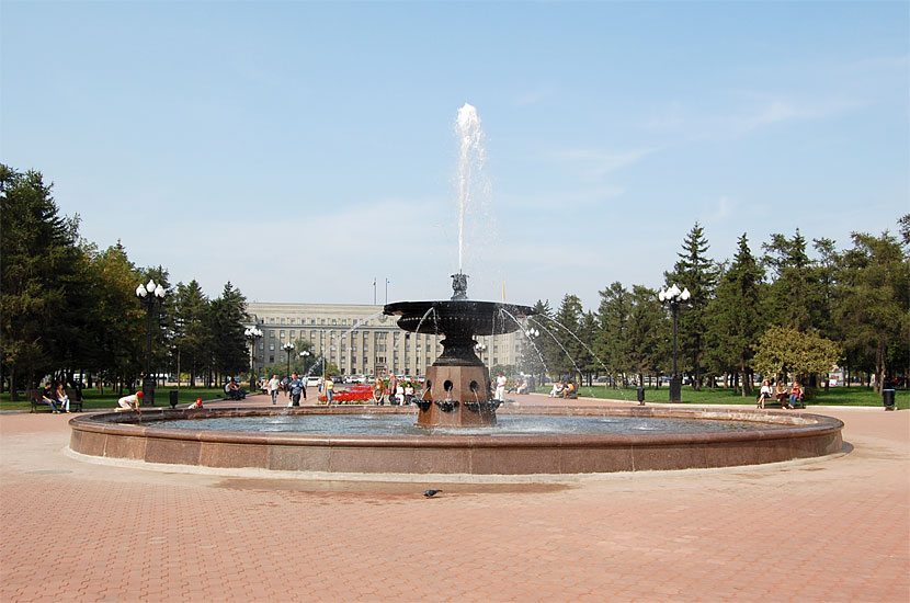 Сквер им. Кирова, вдали - здание Правительства Иркутской области