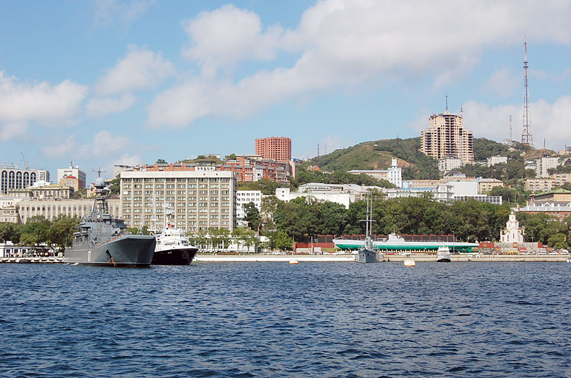 Вид на центр Владивостока с парома. Обратите внимание на подлодку С-56 на берегу