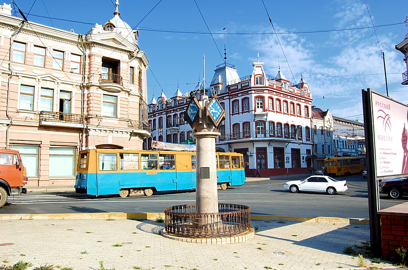 On the crossroads of Aleutskaya st. and Svetlanskaya st. in the center of the city