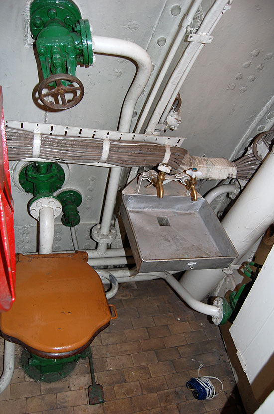 Интерьер подводной лодки С-56. Надпись над дверью - ''подводный гальюн''