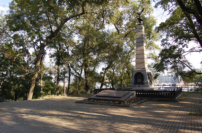 Памятник адмиралу Невельскому, исследователю Дальнего Востока